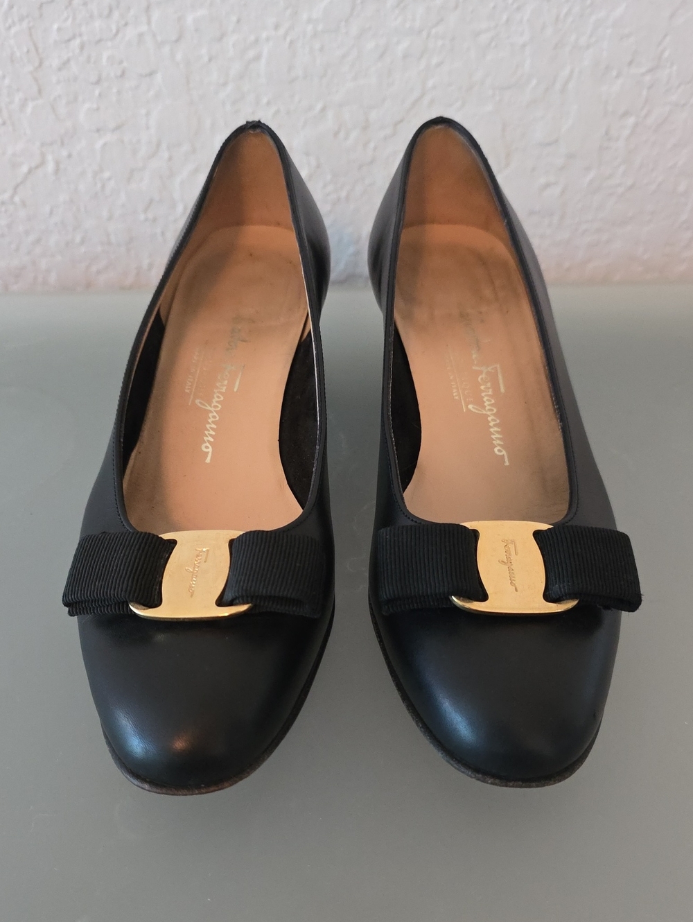 Salvatore Ferragamo Vara Black Bow Pump Size 6 B